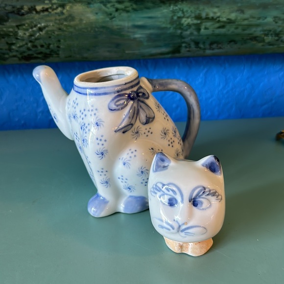 Vintage Blue and White ceramic Asian Cat Teapot Don’t you love that face. ! - Picture 2 of 8